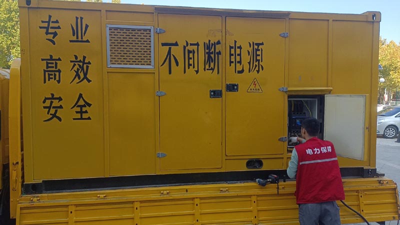 三元柴油发电机组和UPS电源配合使用时，如何避免切换过程中的电力中断？